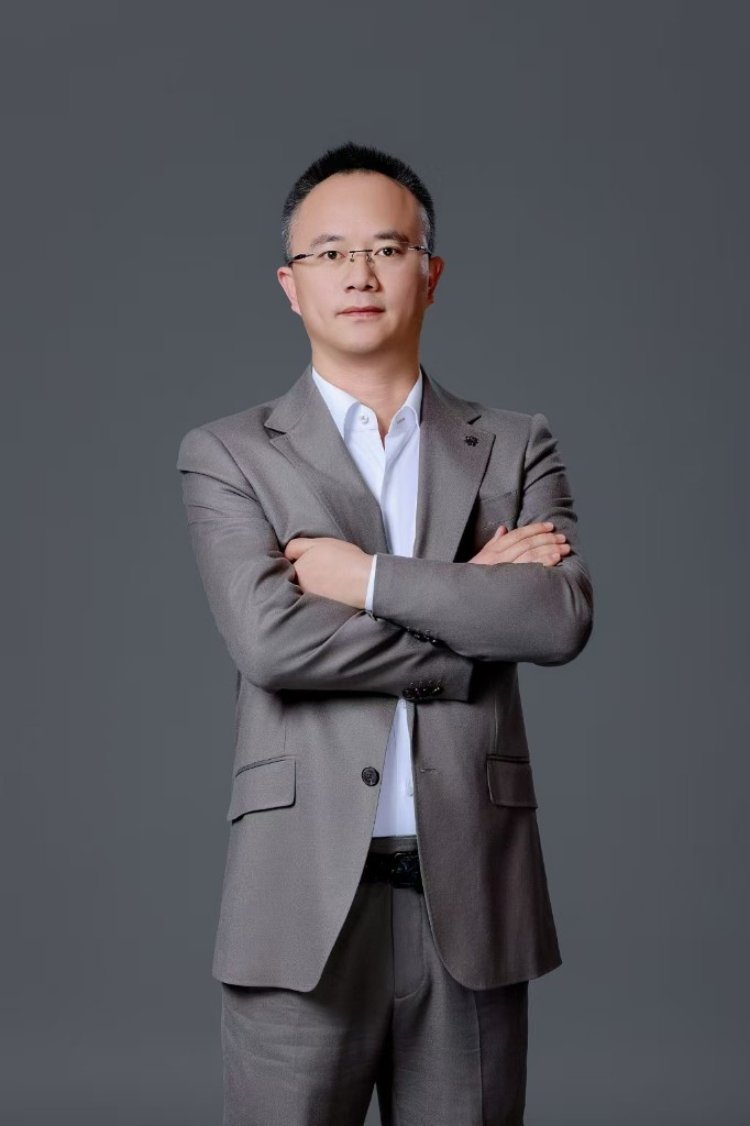 李亚飞 · 创始人 · 总经理 · 资深融资顾问